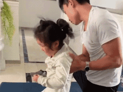 Kỳ tích xuất hiện với cô bé 8 tuổi liệt nửa người và quá trình nỗ lực khiến hàng triệu người rơi nước mắt