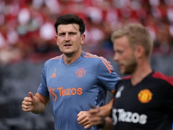 Harry Maguire tiếp tục giữ băng đội trưởng của MU