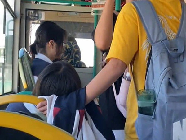Gặp bạn nữ ngủ gật trên xe buýt, nam sinh liền có hành động dễ thương khiến dân tình quắn quéo
