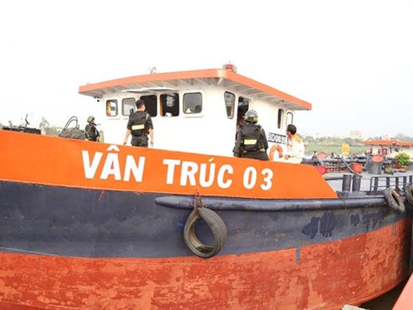 Vụ buôn lậu gần 200 triệu lít xăng dầu: Loạt sỹ quan biên phòng, CSGT bị mua chuộc thế nào?