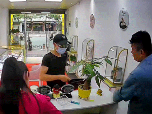 Gay cấn màn khống chế đối tượng cầm dao định cướp tiệm vàng