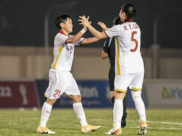 HLV Mai Đức Chung không hài lòng dù thắng 6-0, 'do thám' đối thủ ở bán kết AFF Cup