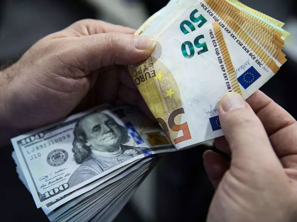 Tình huống chưa từng có, EURO rẻ đi, 'đổi ngang' USD