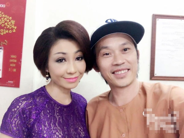Nữ ca sĩ tự xưng là vợ Hoài Linh nhắc lại kỉ niệm bên nam nghệ sĩ, nói một câu gây chú ý