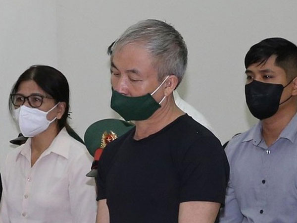 Nhận 6,9 tỉ đồng từ 'ông trùm' buôn lậu xăng, cựu tư lệnh nói chỉ là 'quà bình thường'