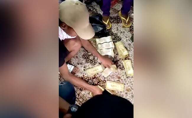 Sơ tán khỏi dinh thự bị người biểu tình tràn vào, tổng thống Sri Lanka bỏ lại hàng chục xấp tiền mặt