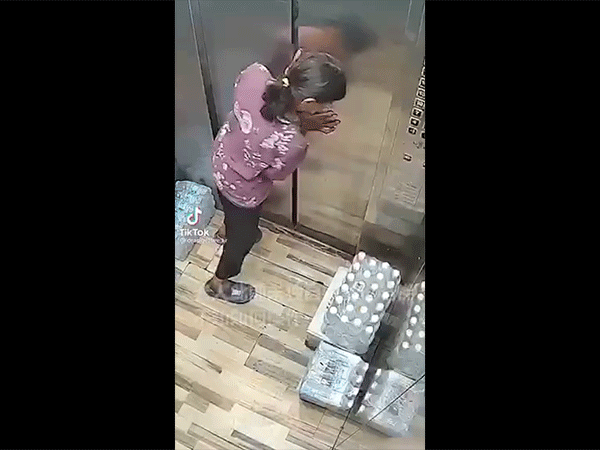 Video: Xem bà cụ cạy cửa nhảy ra ngoài khi thang máy gặp sự cố đột ngột dừng giữa chừng