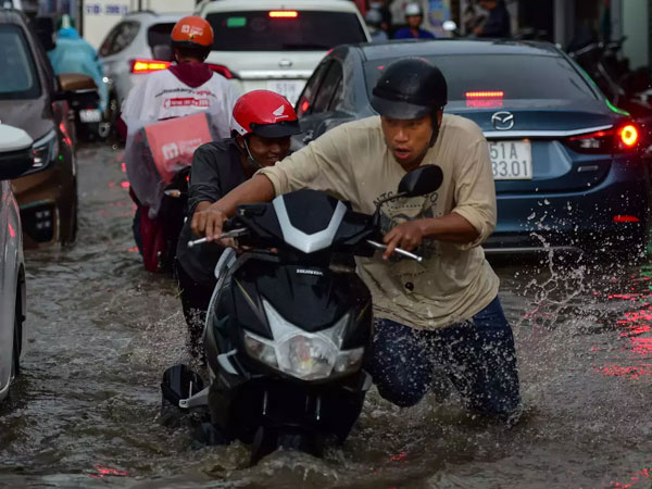 Mưa giông tái diễn trên cả nước, Bắc bộ không còn nắng nóng gay gắt kéo dài