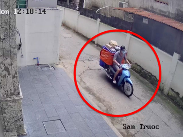 Shipper bị 'nhảy' mất xe máy cùng hàng hóa khi đang giao hàng