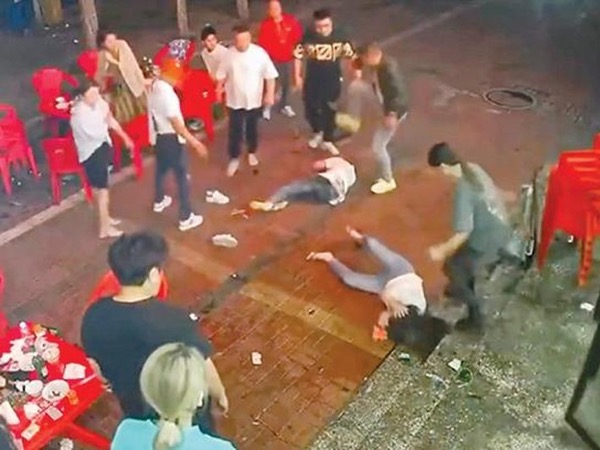 Đánh hội đồng, úp mặt cô gái vào nổi lẩu đang sôi vì không chịu 'gọi anh xưng em'