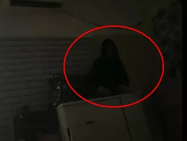 Tỉnh ngủ nửa đêm thấy bạn cùng phòng ngồi lên nóc tủ, cô gái 'văng tim ra ngoài'