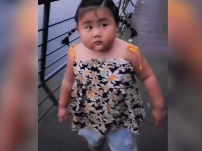 Bé gái gây sốt mạng xã hội Trung Quốc vì khuyên bố không cần giảm cân