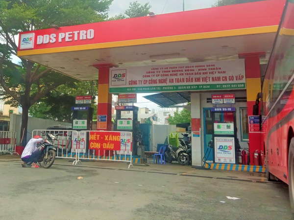 Bất ngờ nhiều cửa hàng treo biển 'hết xăng' sau khi giá giảm mạnh, vì sao?