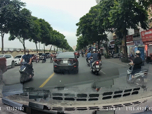 Đi đường mải xem điện thoại, thanh niên bị người đi đường đạp ngã dúi dụi