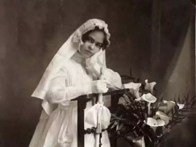 Tiết lộ những hình ảnh hiếm hoi của "Thánh nữ hội họa" Frida Kahlo