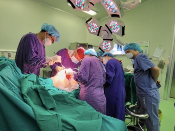 Khốn khổ vì vòng 1 quá 'khủng': Cô gái 22 tuổi phải kê ngực lên bàn mỗi khi học bài