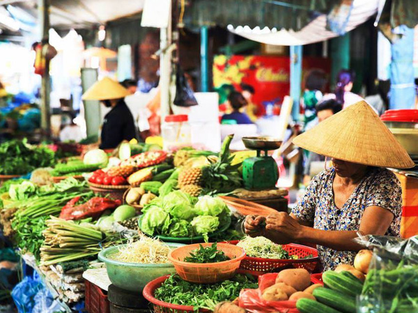 Xăng giảm mạnh, vì sao giá hàng hóa, dịch vụ vẫn cố thủ đứng im?