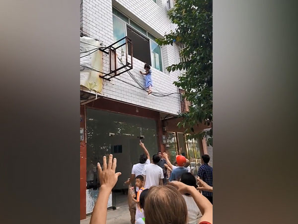 Hồi hộp chứng kiến màn giải cứu bé gái đứng trên dây điện ngoài cửa sổ