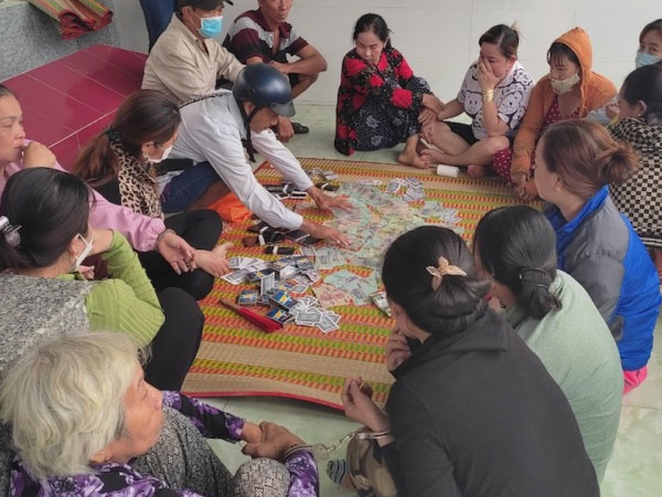 14 phụ nữ đánh bạc trong khu nhà mồ