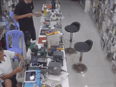 Thót tim khoảnh khắc thanh niên bị điện giật ngã vật xuống đất khi cắm sạc điện thoại