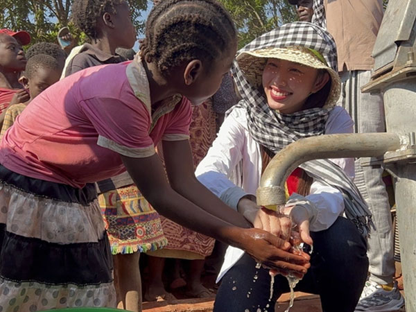 Hoa hậu Thùy Tiên làm từ thiện tại Angola: Nụ cười Miss Grand hòa cùng niềm vui của dân nghèo