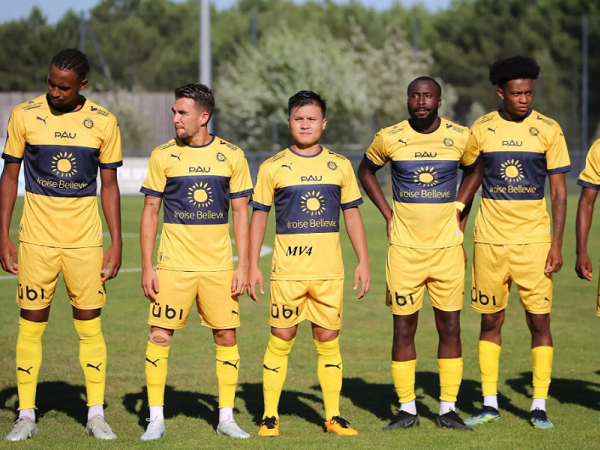 Đội trưởng, HLV Pau FC cùng ca ngợi Quang Hải