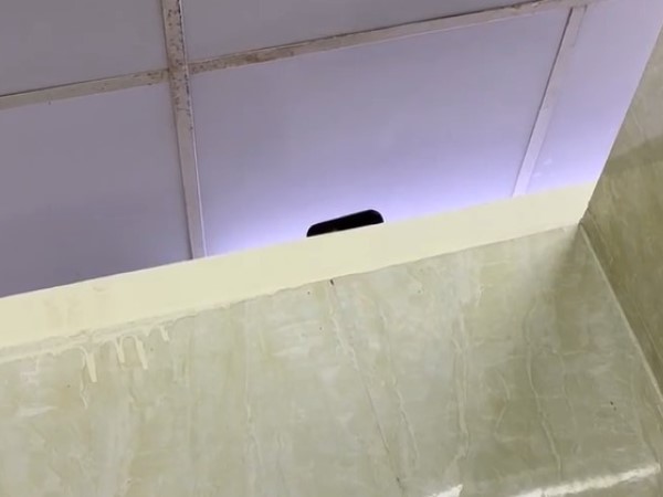 Sinh viên bị quay lén trong nhà vệ sinh, chuyên viên xử lý trình báo 'chưa hợp lý'