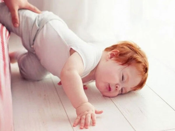 Sai lầm của cha mẹ khi trẻ ngã từ trên giường xuống đất, có khi khiến trẻ phải mất đi sinh mệnh