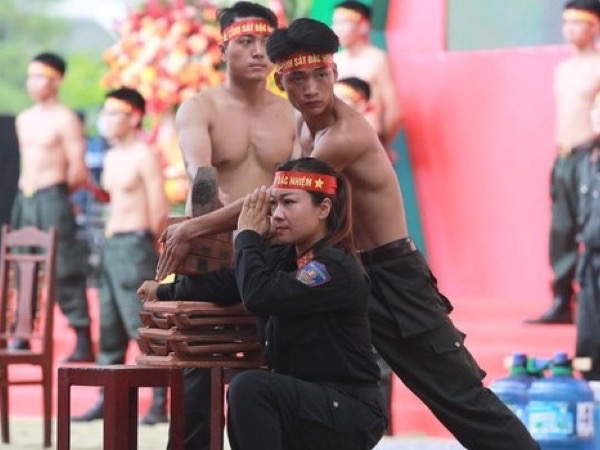 Mãn nhãn xem Cảnh sát cơ động đập vỡ khối đá trên bụng, uốn nhiều vòng sắt quanh cổ