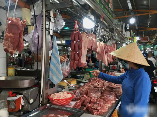 Giá xăng giảm nhưng rau, thịt, trứng ngoài chợ lại ngược chiều bất thường