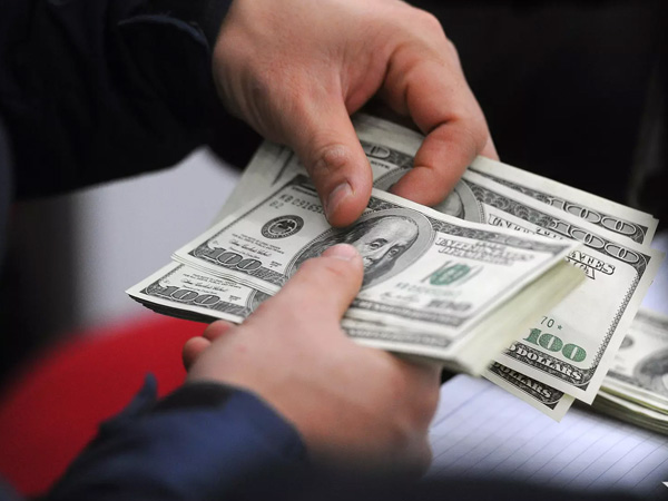 USD tiếp tục tăng mạnh, giá chợ đen vượt 24.300 đồng/USD
