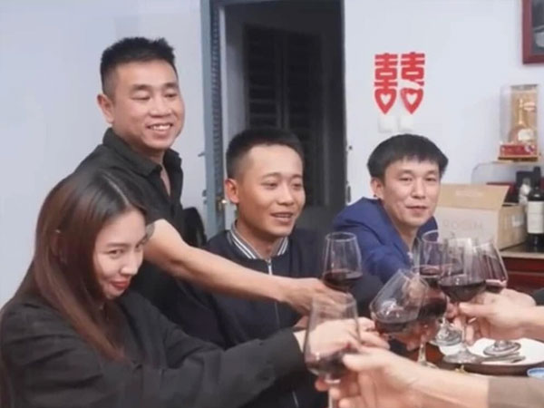 Hoa hậu Thùy Tiên ăn tiệc cùng Quang Linh Vlog, đẹp đôi thế nào mà netizens cứ ngỡ là 'tiệc báo hỷ'?