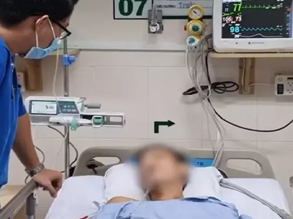 Nuốt mảnh thủy tinh biểu diễn, thanh niên bị rách dạ dày, máu chảy thành vòi
