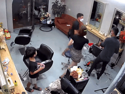 Cô gái đang ngồi làm tóc bị chồng lao tới 'động tay động chân', nguyên nhân khiến tất cả bức xúc