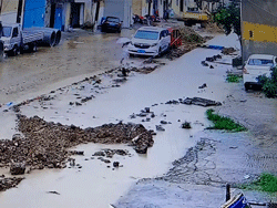 Bé trai rơi vào 'hiểm cảnh' khi thụt xuống vũng nước ven đường
