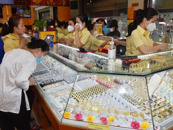 Giá vàng hôm nay 16-7: Bị đè nén khi USD còn tăng giá