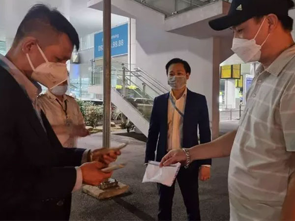 Hành khách bỏ quên tài sản tiền tỉ tại sân bay