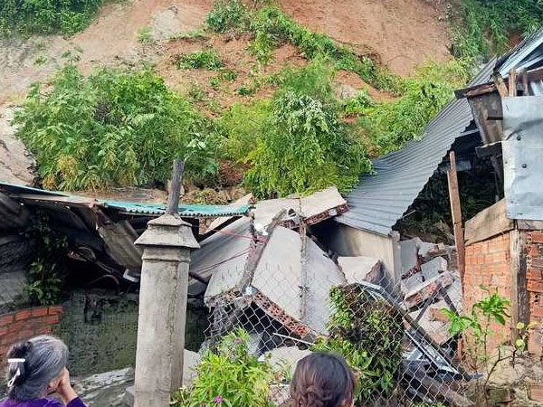 Giữa đêm đất đá sạt lở đổ ập xuống ngôi nhà, gia đình 4 người la hét kêu cứu