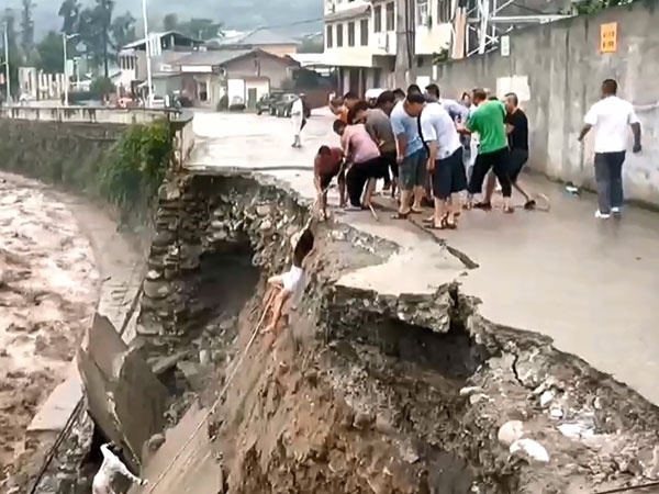 Xem người dân Trung Quốc cứu người đi đường bị nạn trong sạt lở đất