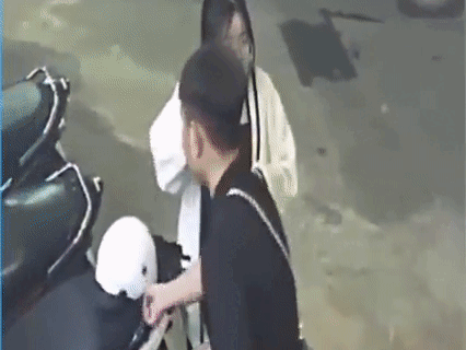 Thanh niên đi SH thản nhiên 'nhảy' mũ bảo hiểm của xe bên cạnh, CĐM tranh cãi nảy lửa: Cầm nhầm hay cố ý?