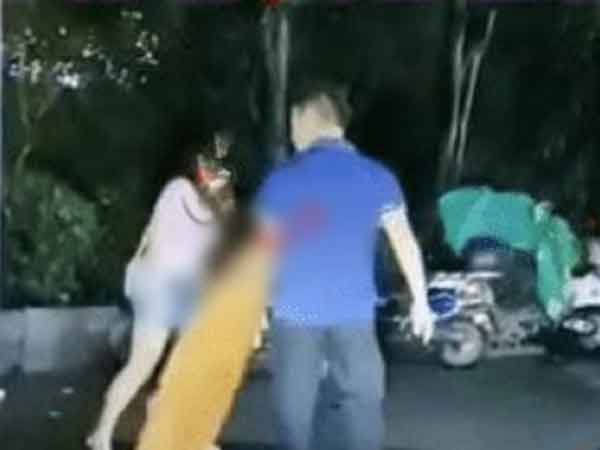 Thấy người đàn ông tát vợ giữa đường, dân tình đang định vào can ngăn nhưng nghe được nguyên nhân đành 'mặc kệ'