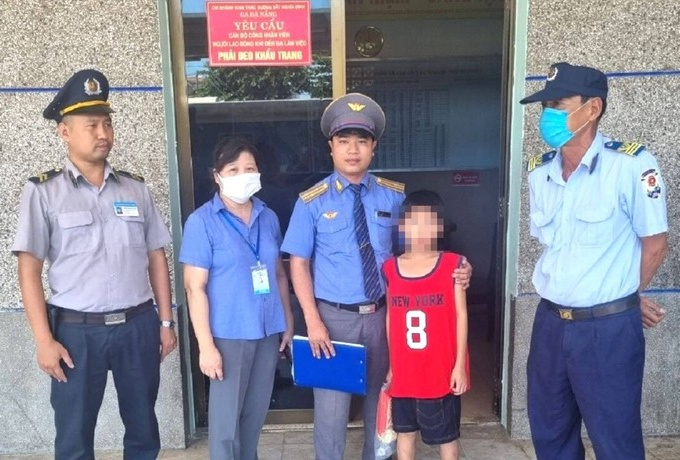 Bé trai 10 tuổi đang ngủ ở nhà, tỉnh giấc đã trên... tàu hỏa