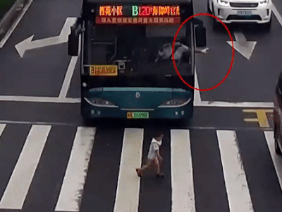 Clip: Bé trai bất ngờ lao ra đường đông đúc xe cộ, tài xế xe buýt nhanh trí làm một việc cứu mạng cháu bé