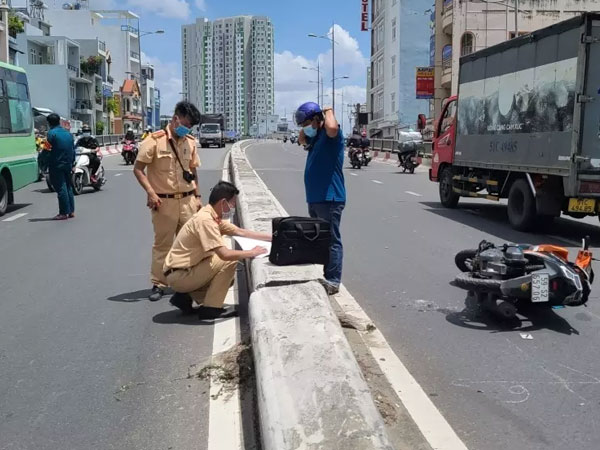 Chạy xe với tốc độ 'bàn thờ', người đàn ông đâm vào dải phân cách tử vong thương tâm