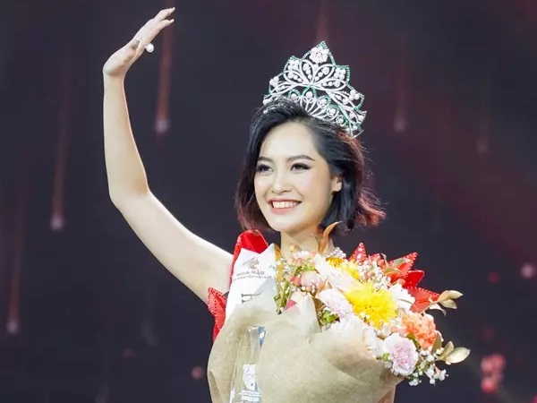 Hoa hậu Nông Thúy Hằng từng gây sốt vì catwalk đánh võng như 'bạch tuộc'
