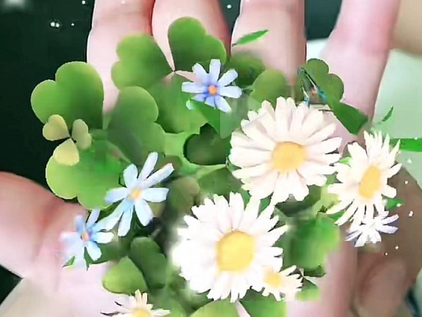 Đu trend 'tay nở hoa' lay động triệu trái tim: 'Dù tay không nở hoa, mẹ mong cả đời con sẽ nở hoa'
