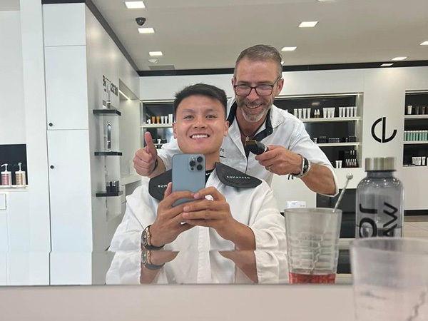 Quang Hải đi cắt tóc, làm quen dần với cuộc sống ở Pháp
