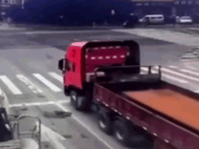 Video: Khó tin cảnh xe container bị tấm thép 'chém rụng' cabin sau khi phanh gấp