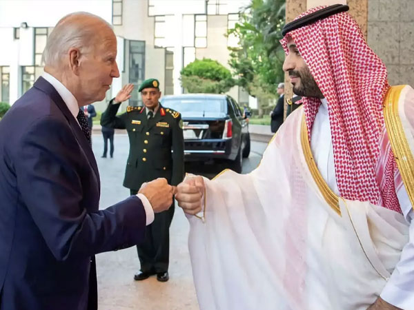 Ông Biden cáu vì bị vặn hỏi về vụ cụng tay với Thái tử Ảrập Xêút
