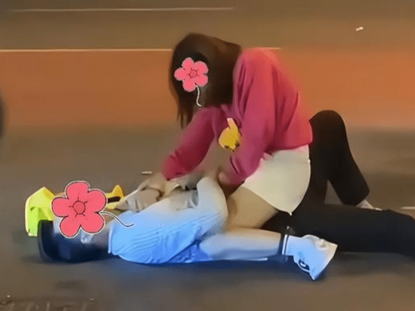 Say quắc cần câu, cặp đôi nằm ngay dưới lòng đường 'thân mật' nhau khiến tất cả 'nóng mắt'